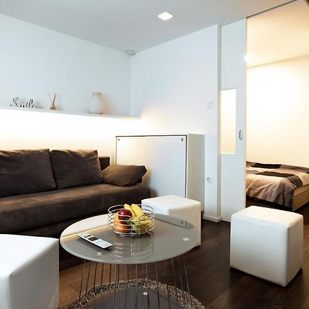 Elegant 1-Bedroom Apartment Near Hill Forest リュブリャナ エクステリア 写真