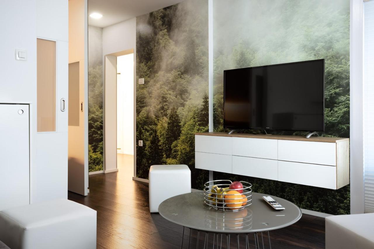 Elegant 1-Bedroom Apartment Near Hill Forest リュブリャナ エクステリア 写真