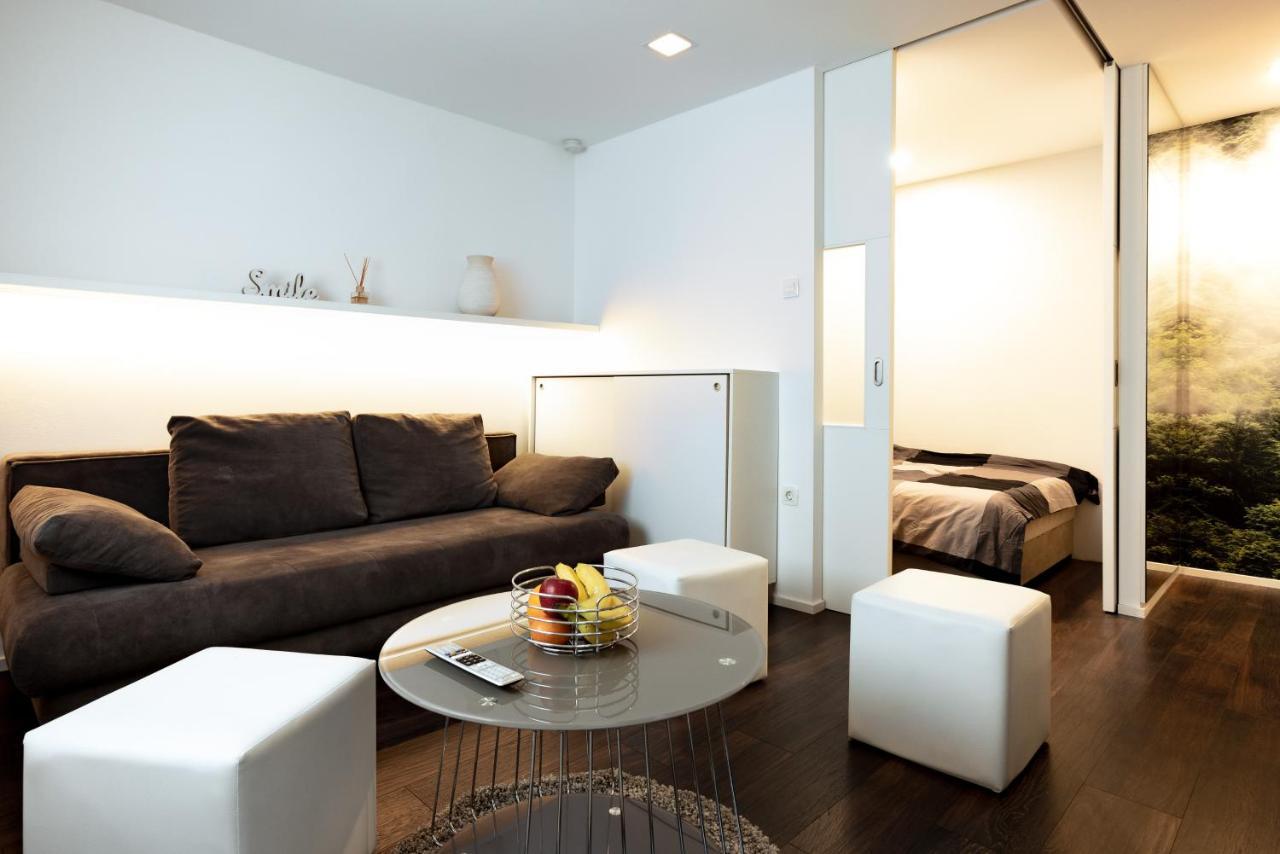 Elegant 1-Bedroom Apartment Near Hill Forest リュブリャナ エクステリア 写真